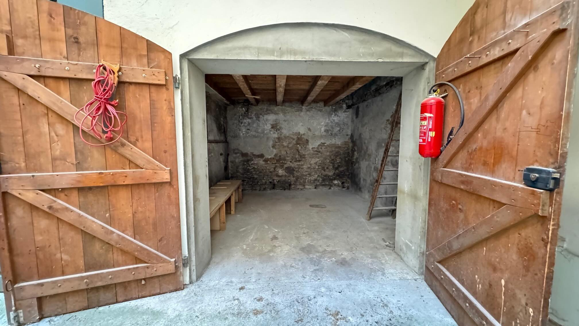 Très Rare dans le quartier: Beau Garage fermé sur la cour, qui profite d'une mezzanine